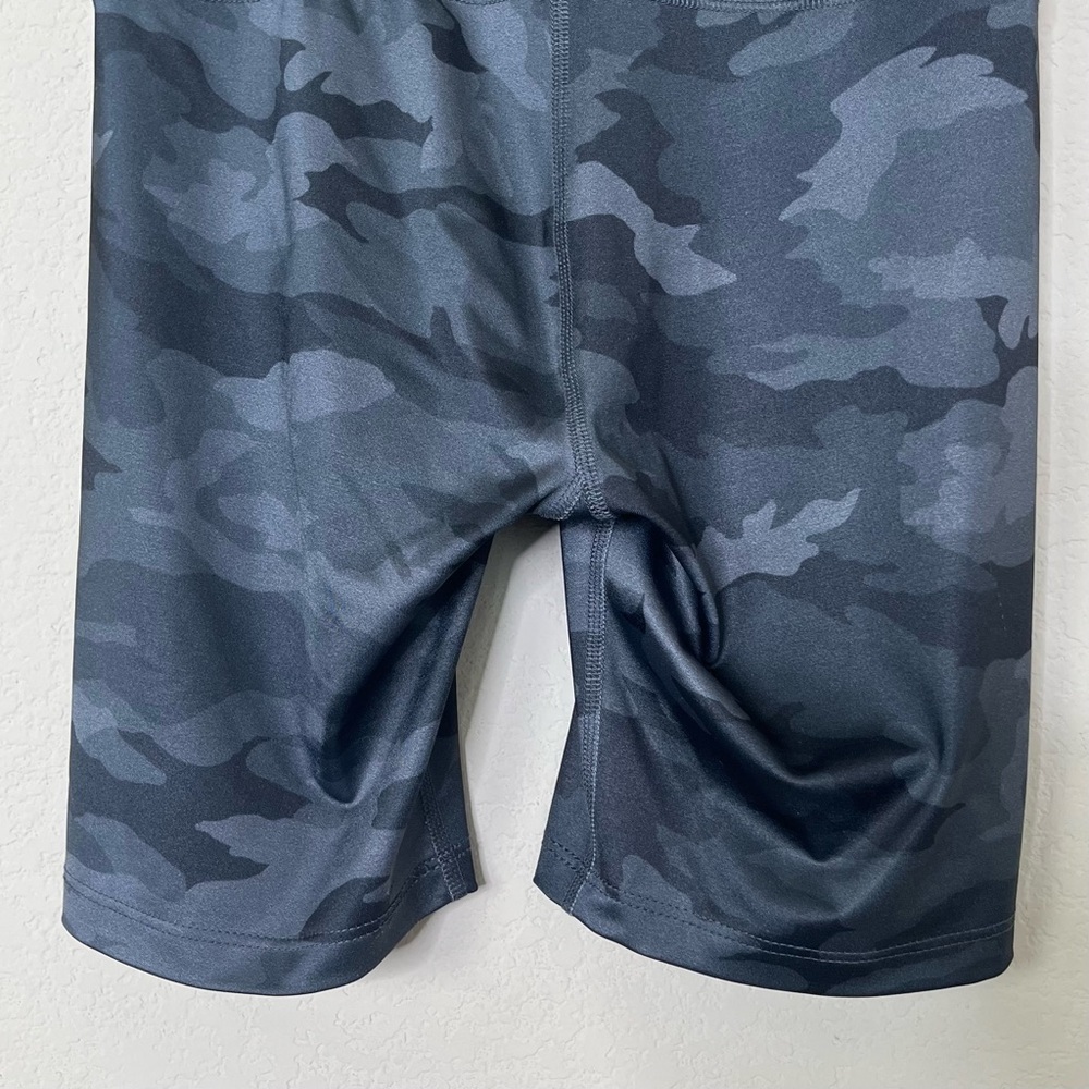 Beyond Yoga Spacedye Printed High Waisted‎ Biker Shorts in Silver Mist Camo - Picture 7 of 10